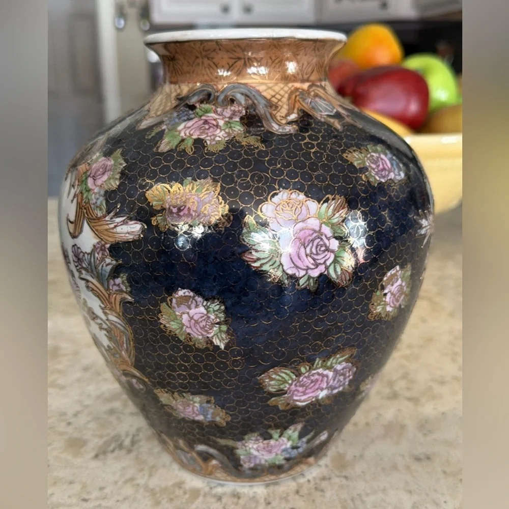 Beautiful decorative Chinese cloisonné-style porcelain vase. G23
